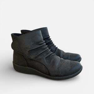 Clarks Cloudsteppers Sillian Sway Ankle Boots in Black Synthetic Nubuck